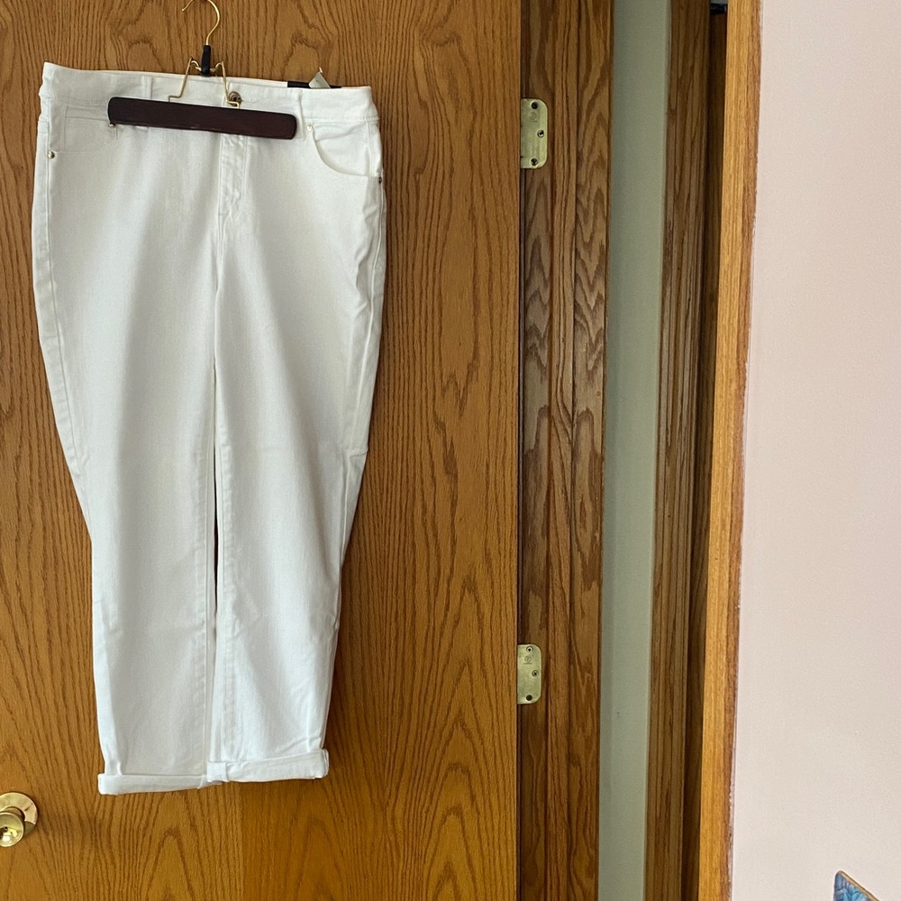 Chico's So Slimming Girlfriend Crop in White